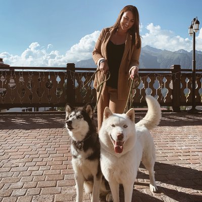 portrait-d-une-femme-avec-un-chien